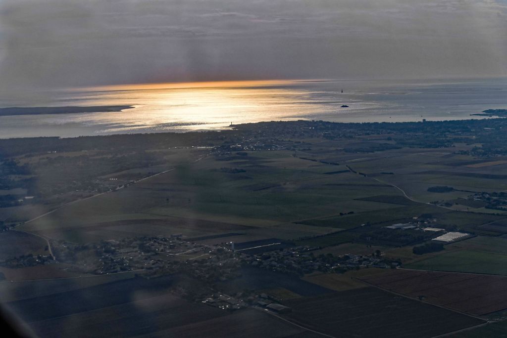 Il ne fait pas encore nuit, ce n'est qu'un contrejour dû à un soleil rasant.