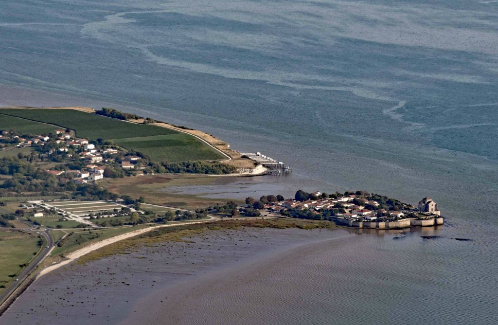 Malgré son nom, Talmont-sur-Gironde est situé en Charente-Maritime. Au bout de la presqu'île s'élève l'église Sainte-Radegonde.