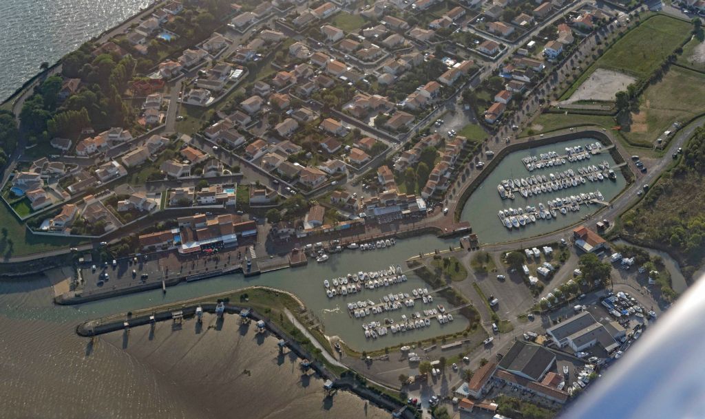 Merchers-sur-Gironde et sont port à deux bassins.