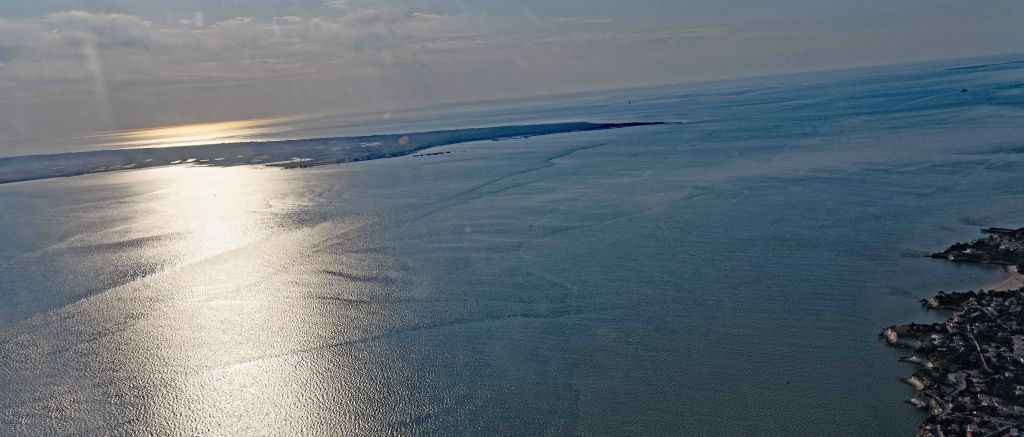 Au loin, la Pointe-de-Grave s'avance dans l'embouchure du vaste estuaire.