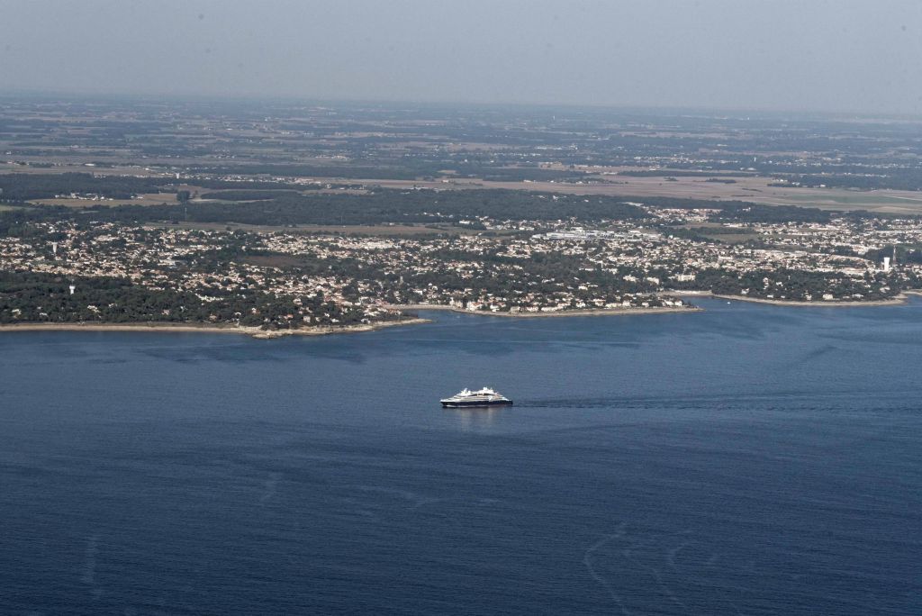 L'avion, sorti de l'estuaire est au-dessus de l'océan, sur le passage des gros bateaux qui naviguent devant l'agglomération de Royan.