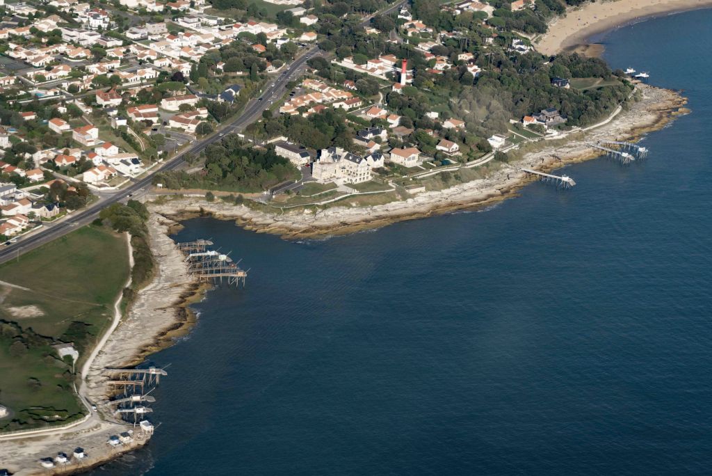 Contairement à la côte girondine, la côte charentaise peut être très découpée avec des falaises crayeuses ou calcaires.