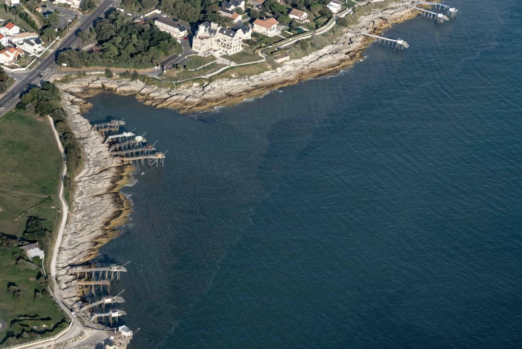 Comme de gros insectes cherchant à étancher leur soif dans la mer, les carrelets sont nombeux dans ce secteur-là.