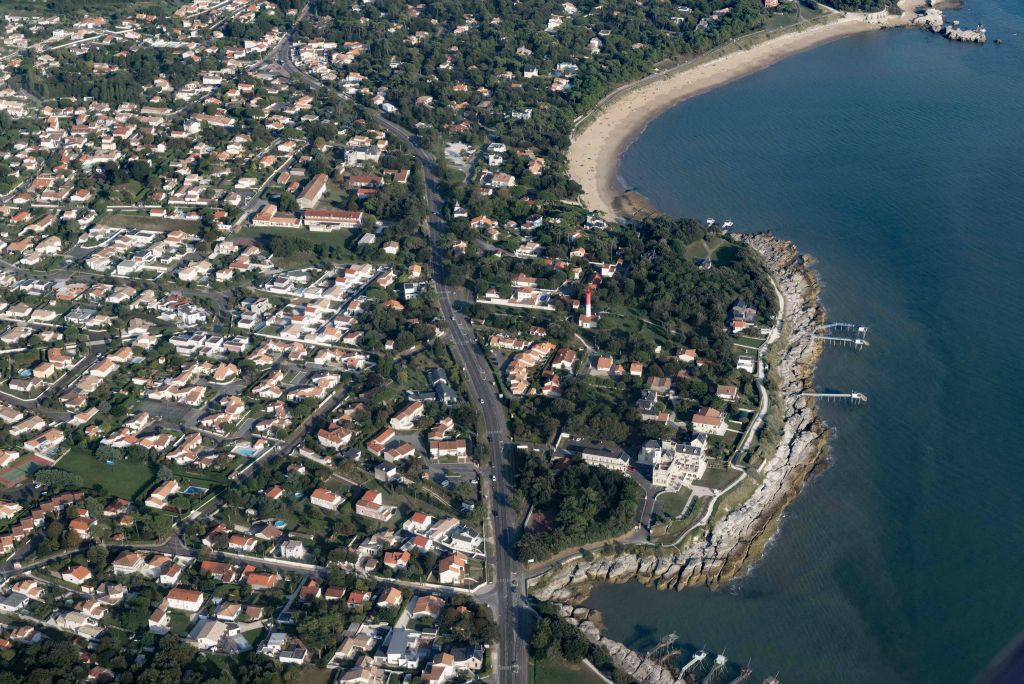 Saint-Palais-sur-Mer avec son phare de Terre-Nègre.