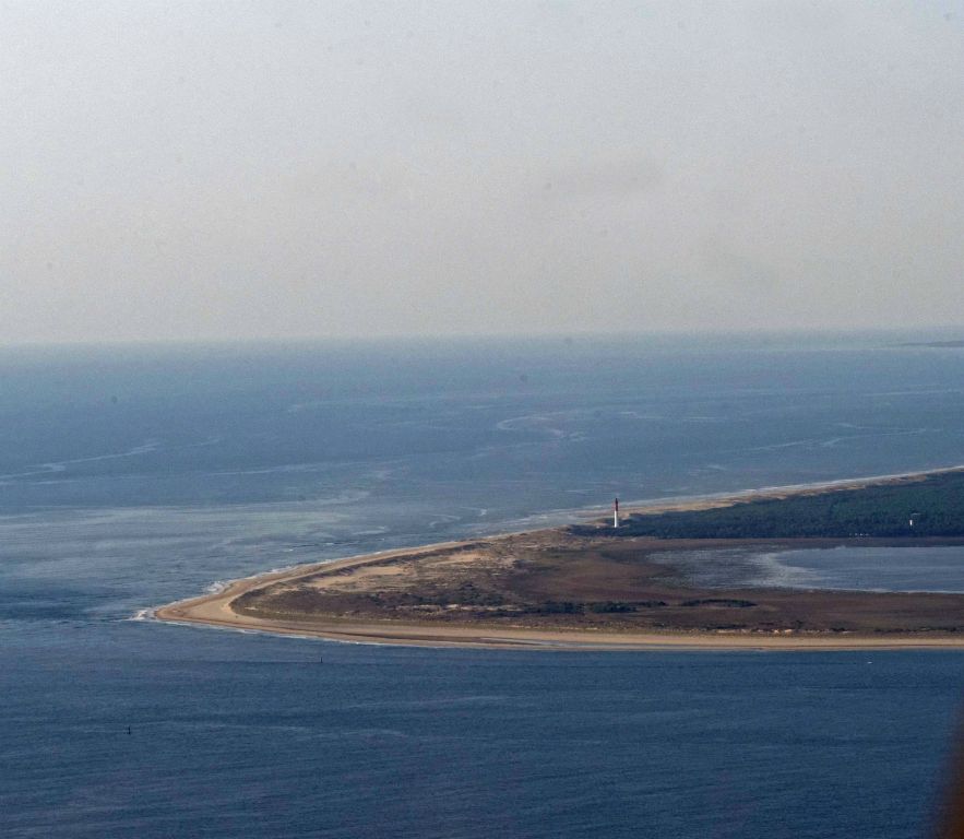 Au loin, le phare de La Coubre qui essaie en vain de rivaliser avec celui de Cordouan tout proche.