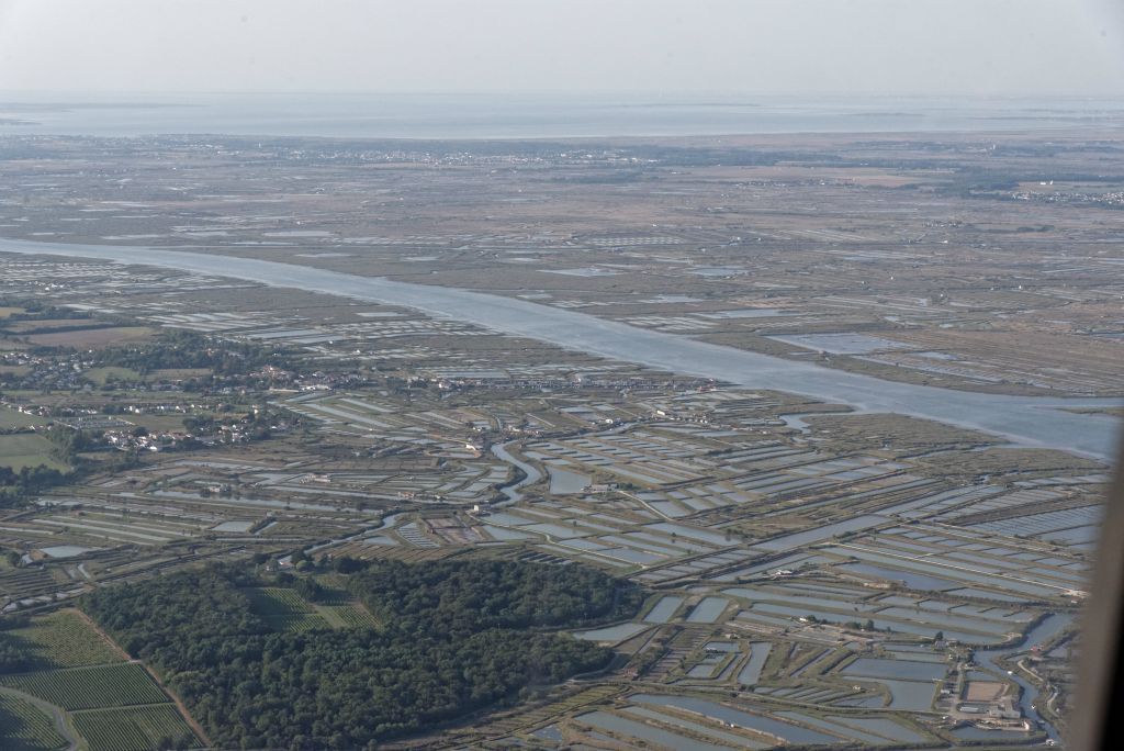 Cap sur le fleuve La Seudre connu pour abriter de nombreux parcs à huîtres ici au sud de Marennes.