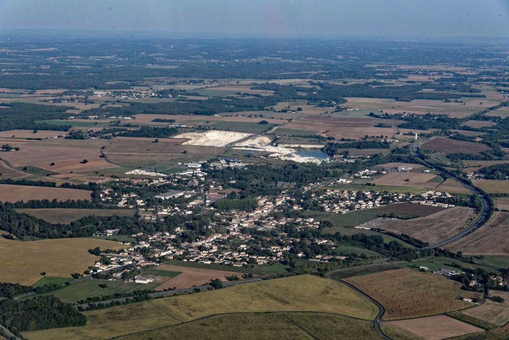 Saint-Porchaire avec en arrière-plan sa carrière de granulats.