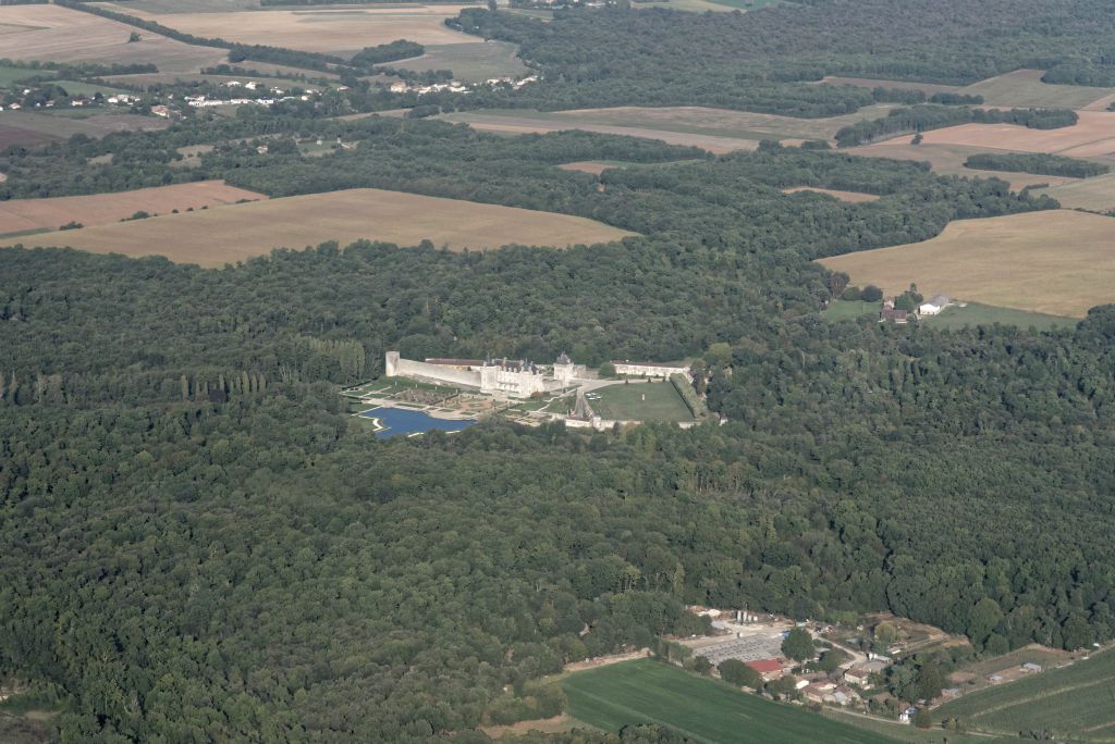 Prisonnier d'une immense forêt, le château de Laroche Courbon à Saint-Porchaire est classé monument historique depuis 1946.