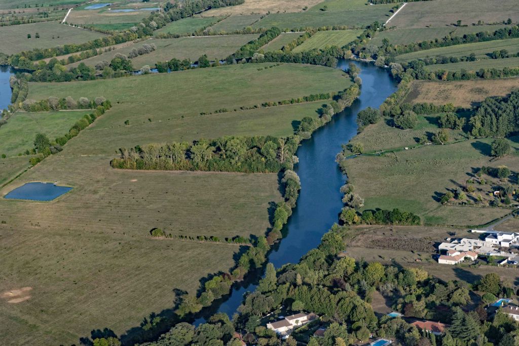 Près de Saintes, le fleuve Charente prend son temps.