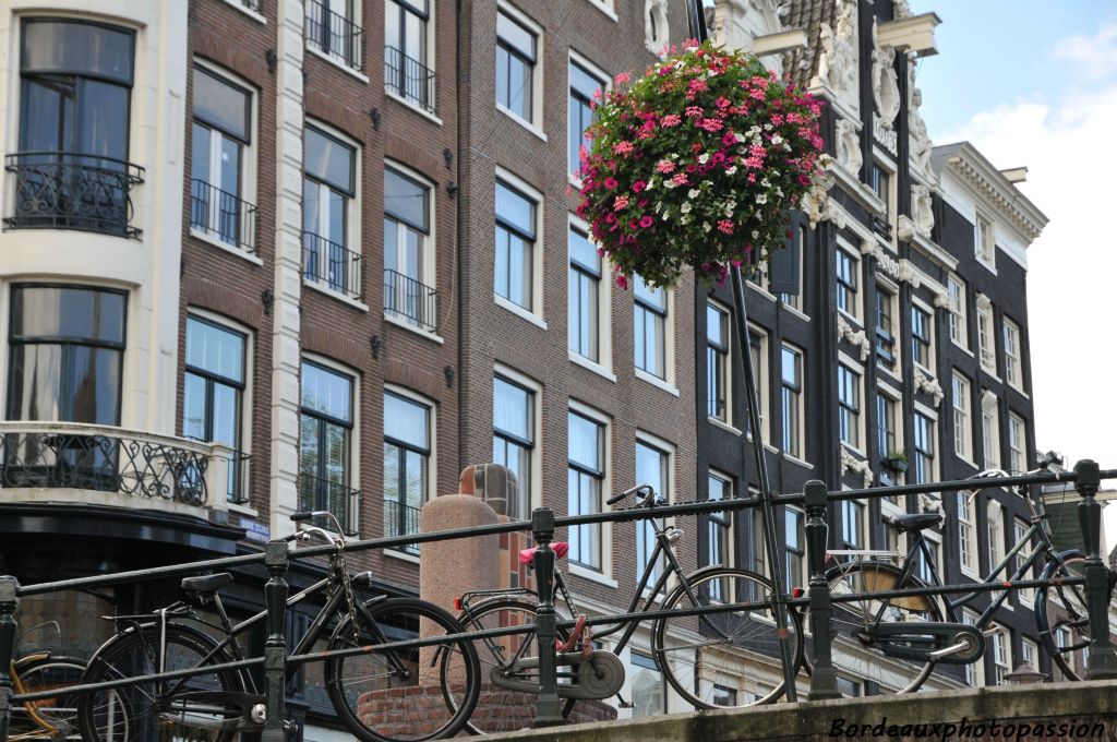 A Amsterdam, les centaines de kilomètres de canaux obligent les cyclistes à pédaler davantage pour franchir les nombreux ponts.