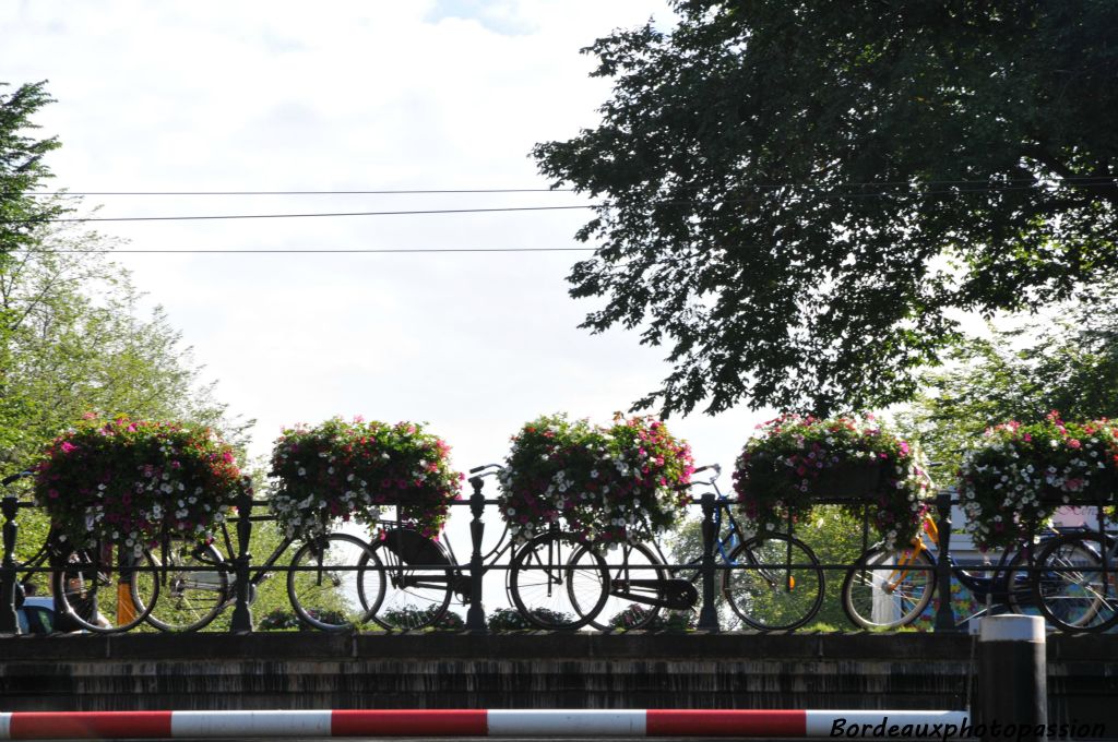 Les rampes de protection sur les ponts et le long des canaux servent très souvent de parking à vélo.