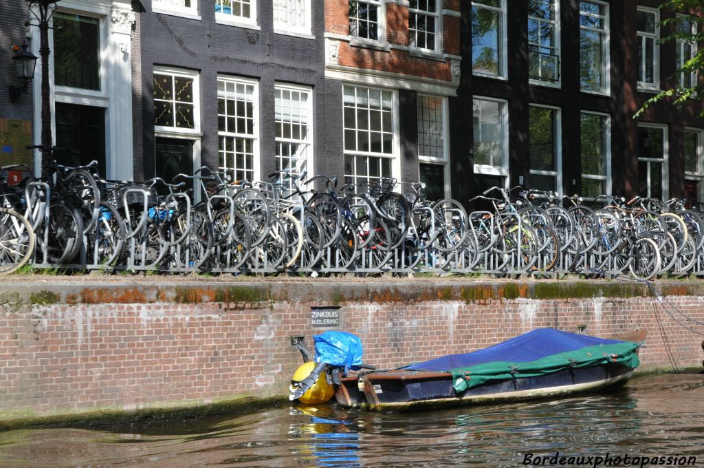Le vélo et le bateau sont avec le tramway les moyens de locomotion les plus utilisés par les Amstellodamois.