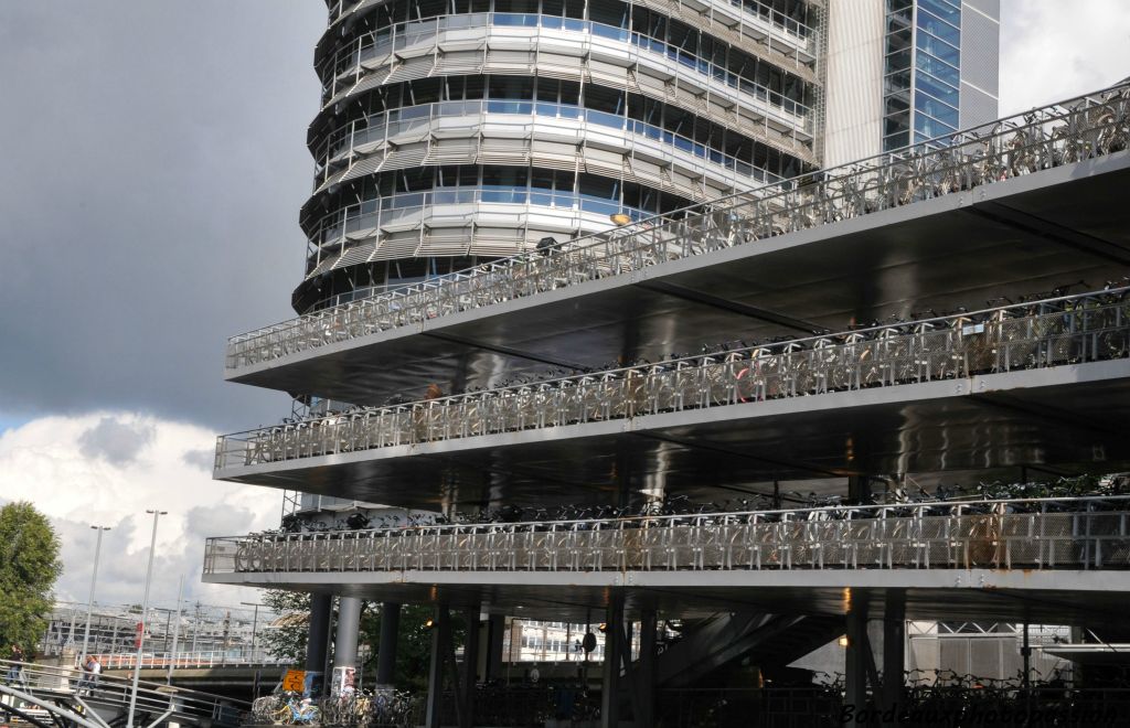 Amsterdam possède le plus grand parking à vélo du monde.