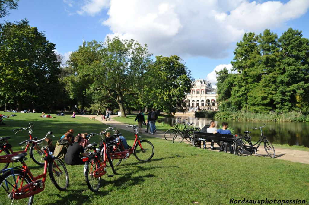 On se rend au jardin public de Vondelpark souvent avec son vélo.
