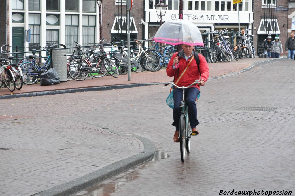 Les Amstellodamois pratiquent le vélo depuis leur enfance. Ils sont vraiment à l'aise sur leur deux roues.
