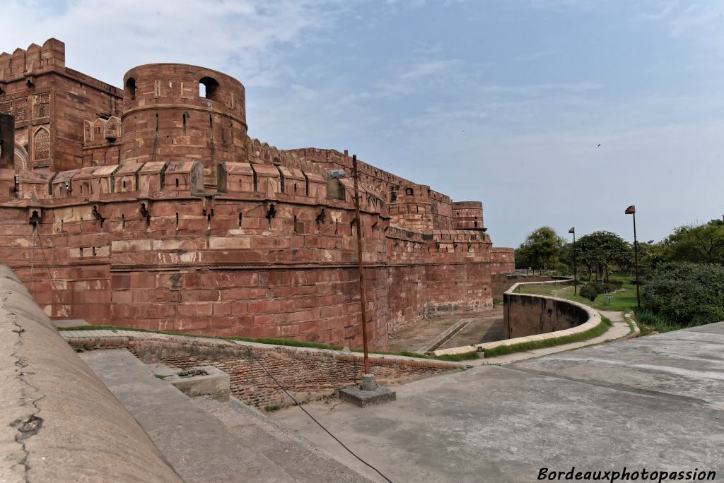 Le fort d'Agra est appelé aussi le Fort Rouge. On voit tout de suite pourquoi en arrivant.
