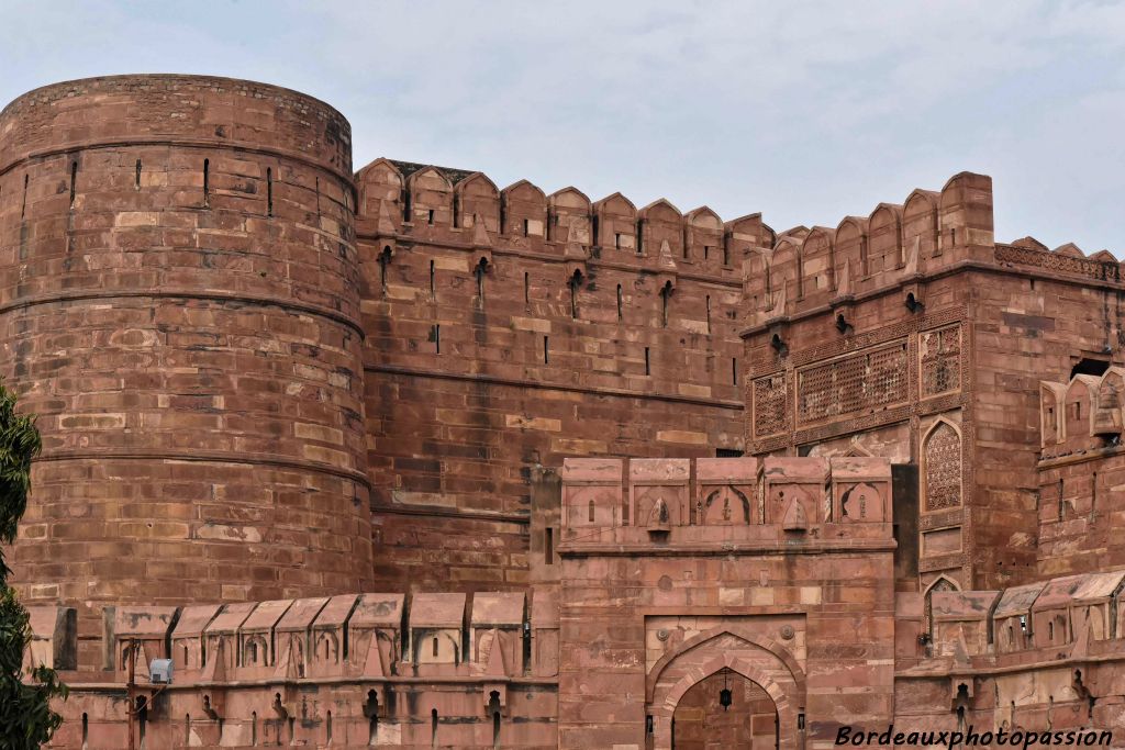   La construction de ce fort, employa près de 4 000 personnes, pendant 8 ans pour s'achever en 1573. Le monument, originellement en briques, fut reconstruit avec du grès rouge provenant du Rajasthan. 