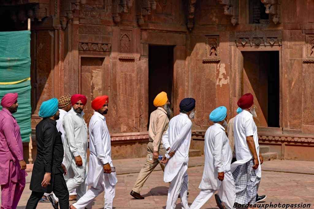 Un groupe de sikhs avec leur turbans colorés cachant des cheveux qu'ils n'ont jamais coupés.