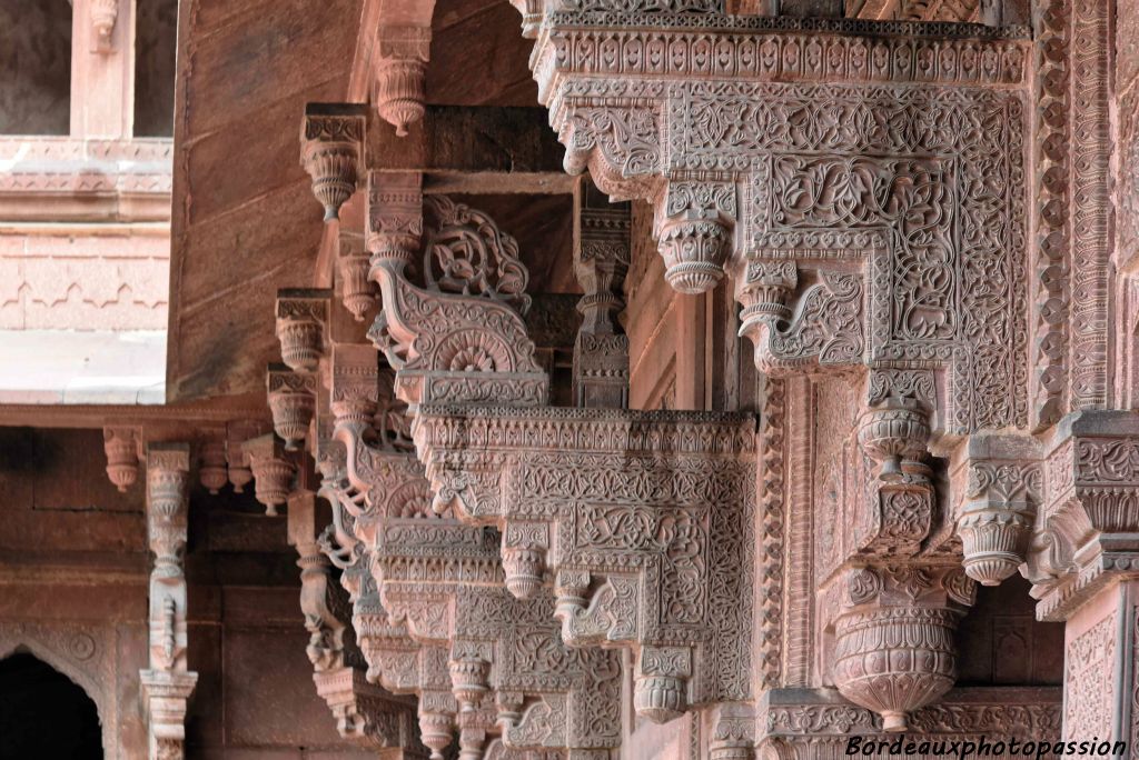 Consoles finement sculptées. Pas d'animaux dans l'architecture musulmane mais on devine l'éléphant de l'architecture hindoue.