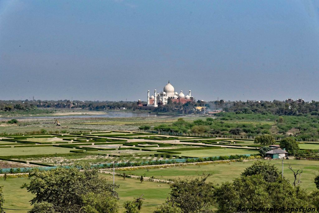 Quelle surprise ! Le Taj Mahal au loin dans un écrin de verdure.