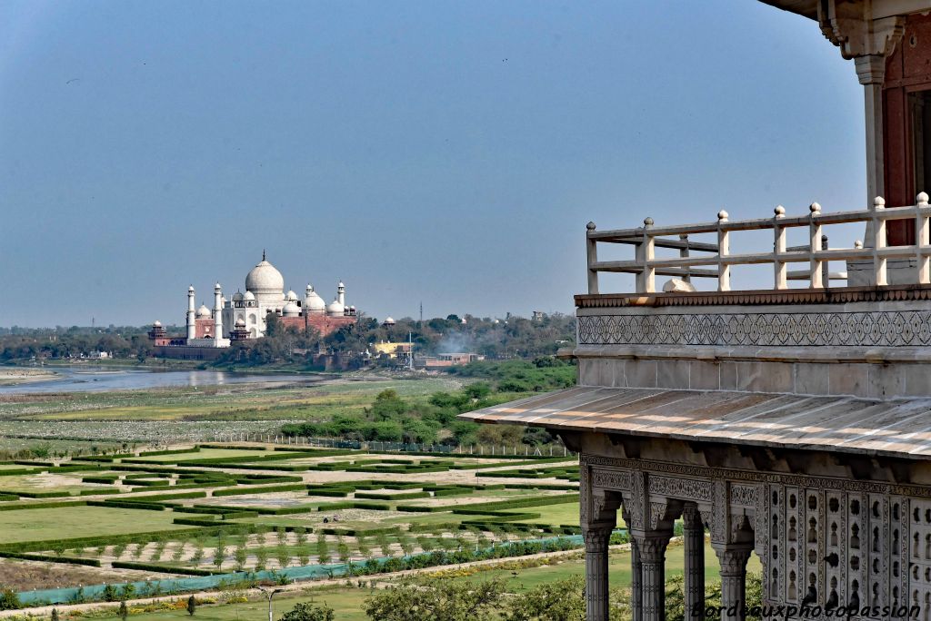 Une fumée à droite du Taj Mahal... certainement une crémation.