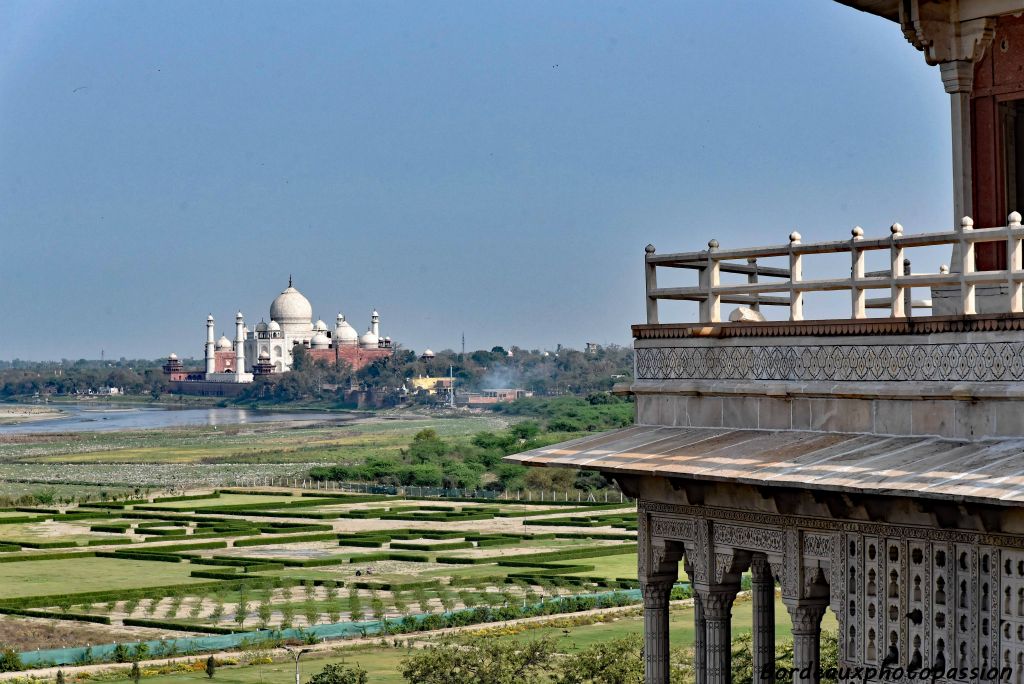 Une fumée à droite du Taj Mahal... certainement une crémation.