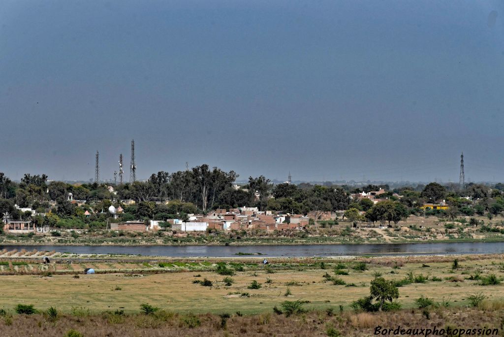 Vue du village plutôt pauvre juste en face du Taj Mahal au bord de la rivière Yamuna.