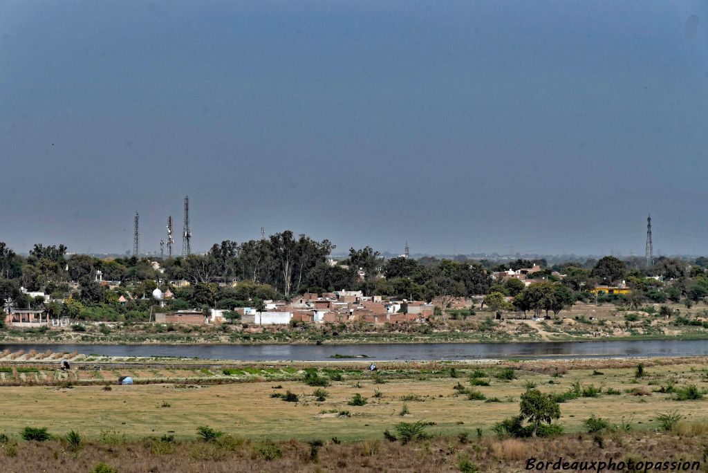 Vue du village plutôt pauvre juste en face du Taj Mahal au bord de la rivière Yamuna.