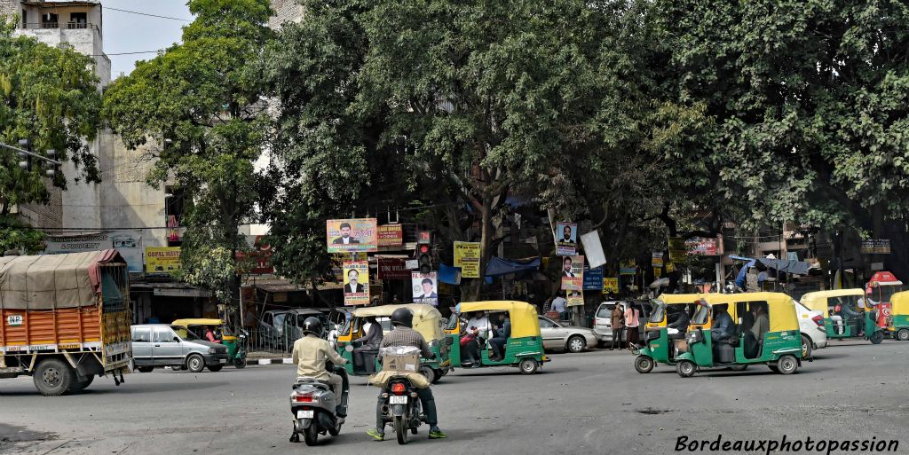 Arrivée à New-Delhi avec une circulation importante de deux-roues et de rickshaws.