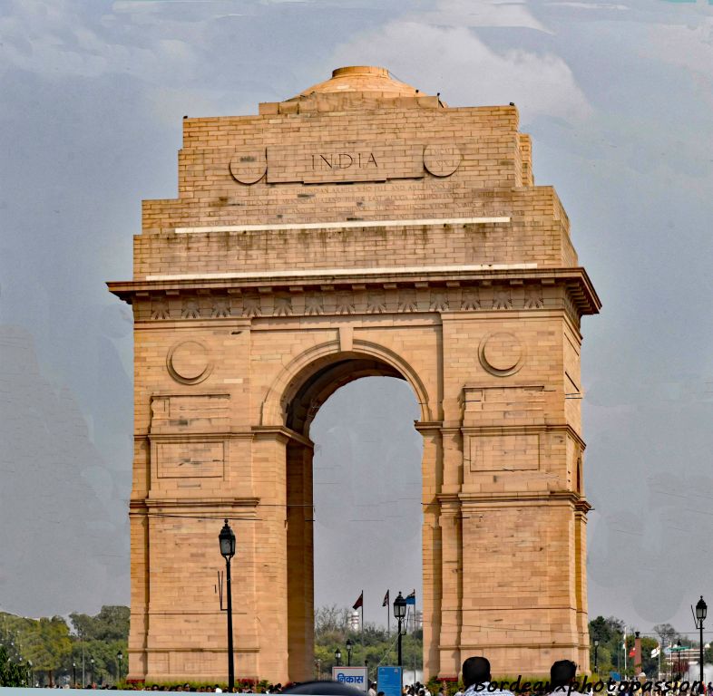 La porte de l'nde (Indian Gate) est  un monument pour commémorer les soldats indiens dont ceux de l'Armée  des Indes britanniques morts durant la 1ère guerre mondiale et la 3e guerre anglo-afgane en 1919.