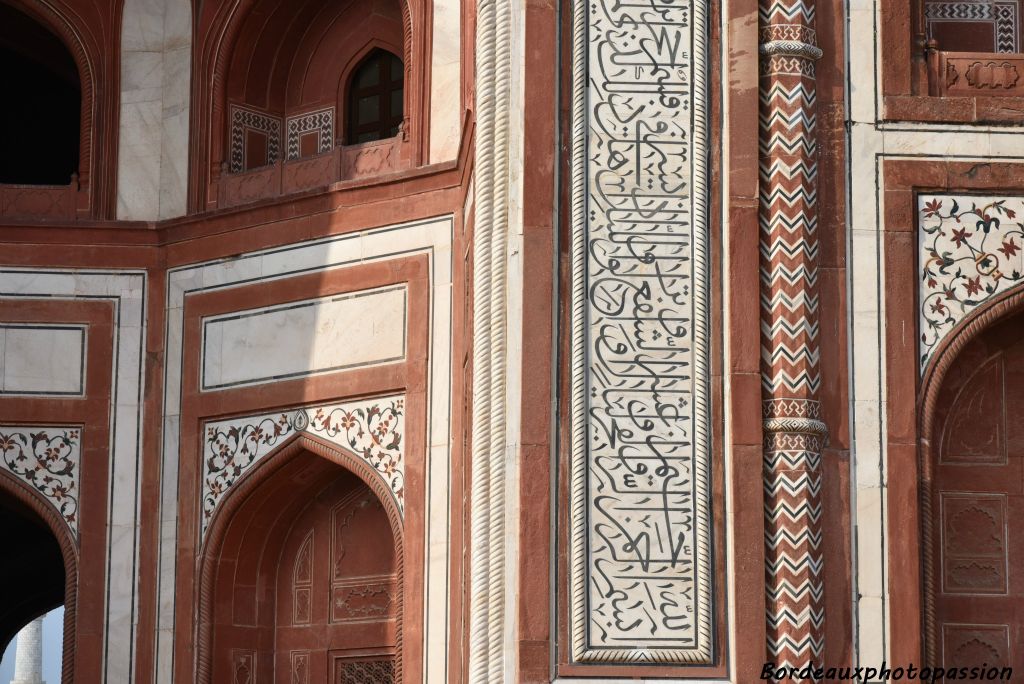 Elle est construite en briques rouges recouvertes de grès rouge. Les incrustations sont de marbre blanc. Pour la décoration, ce sont des motifs floraux, soit des motifs végétaux, soit des reproductions de versets du Coran.