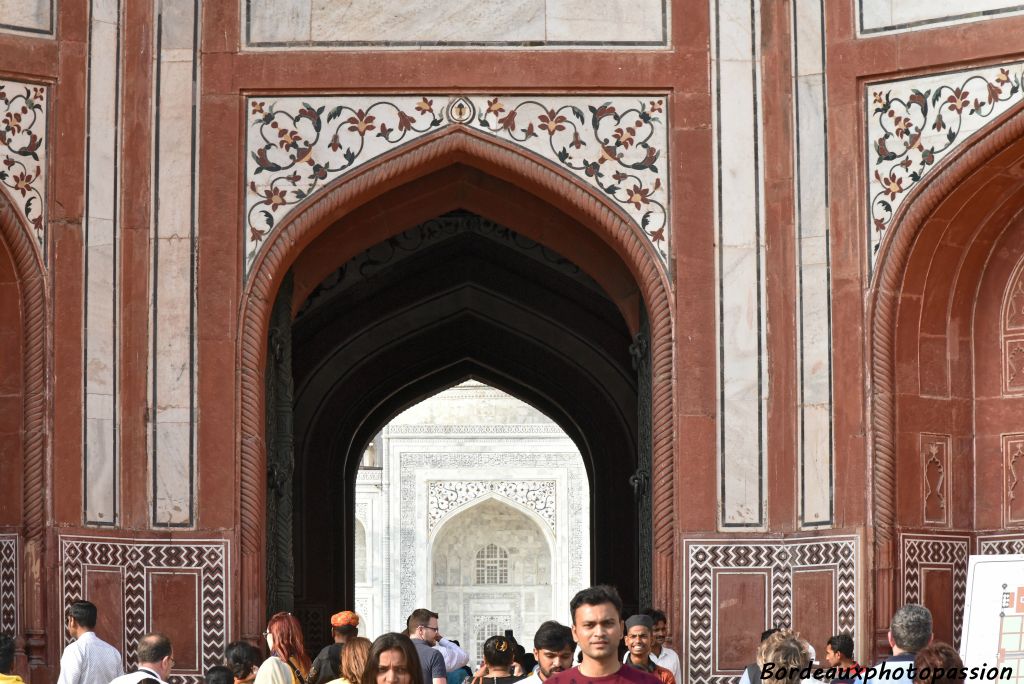 Ustad Ahmad Lahauri est l'architecte d'origine perse qui a supervisé les travaux du Taj Mahal en dirigeant une équipe d'architectes et des milliers d'ouvriers.