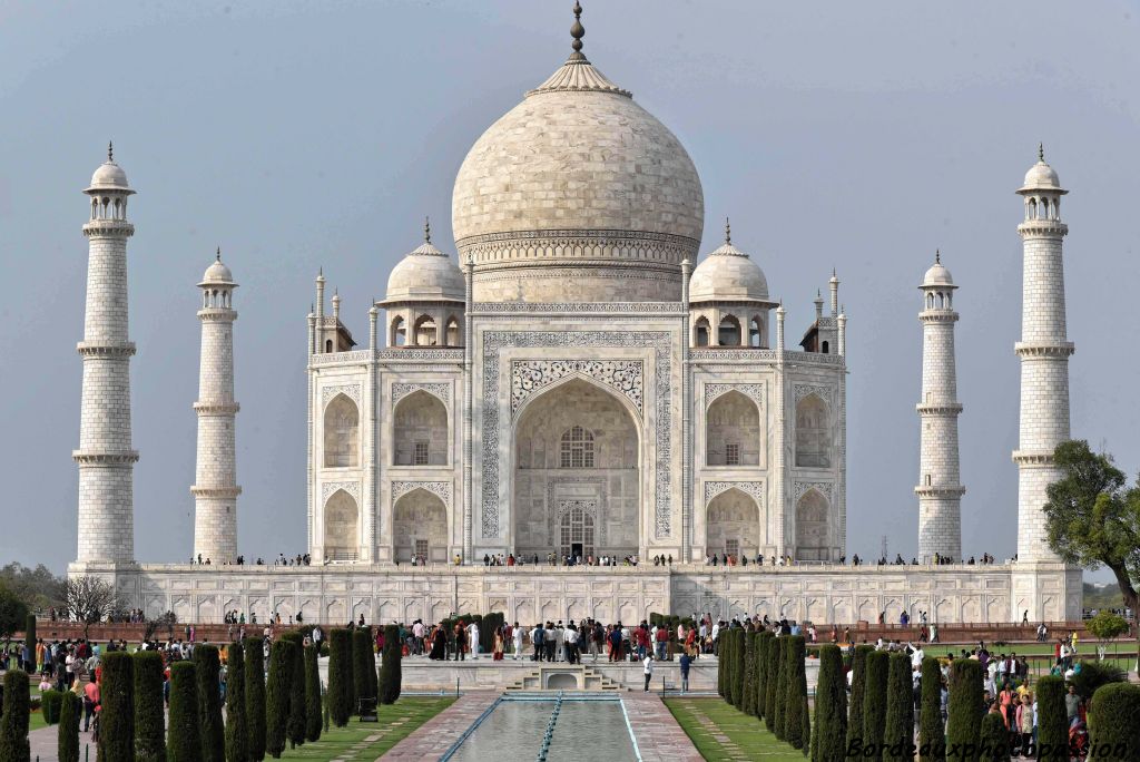 Le Taj Mahal est considéré comme un joyau de l'architecture moghole, un style qui combine des éléments architecturaux des architectures islamique, iranienne, ottomane et indienne.