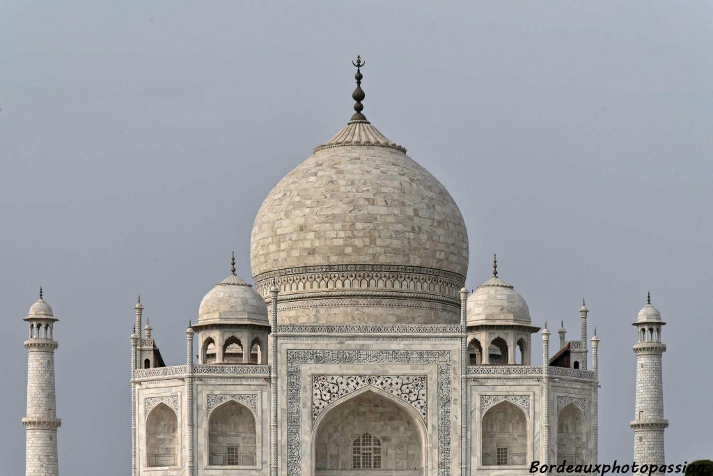 Ce tombeau a été érigé  entre 1631 et 1648 sur l'ordre de l'empereur moghol Shah Jahan pour perpétuer le souvenir de son épouse favorite. Cette dernière est morte en accouchant de son 14e enfant.