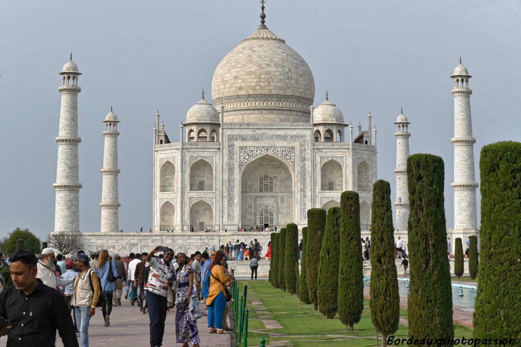 Les 4 minarets placés de part et d'autre de l'édifice apportent un côté tridimensionnel à la vue de loin.