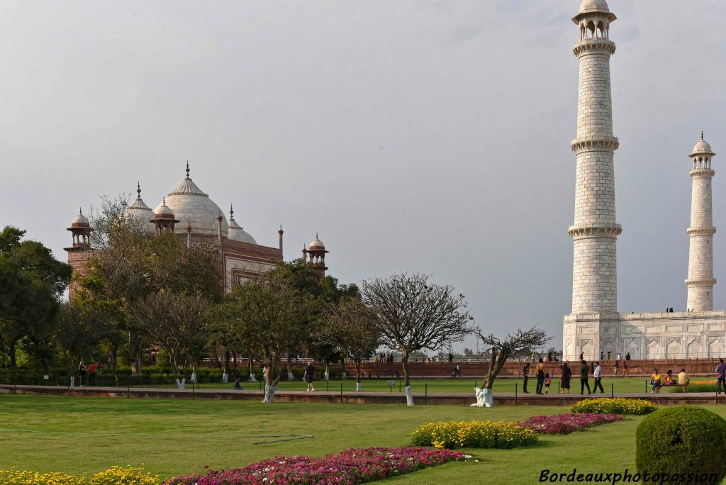 Le Taj Mahal est encadré de 2 bâtiments rouges : à gauche la mosquée Kau Ban qui sert uniquement le  vendredi à la prière. La prière quotidienne ayant été supprimée en 2018 par le gouvernement hindou.