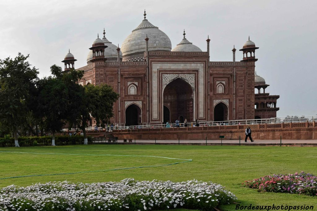 Cette mosquée (située à l'Ouest en direction d eLa Mescque) a été construite en briquette puis recouverte de grès rouge. Les dômes, identiques à ceux du Taj Mahal sont en marbre blanc.