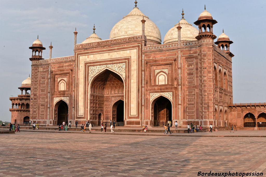 Le pavillon des invités (Mihman Khana))est l'autre bâtiment rouge situé à droite du Taj Mahal. Avec la mosquée, ils sont censés être totalement identiques, pour une question de symétrie, mais en réalité ils diffèrent légèrement l'un de l'autre.
