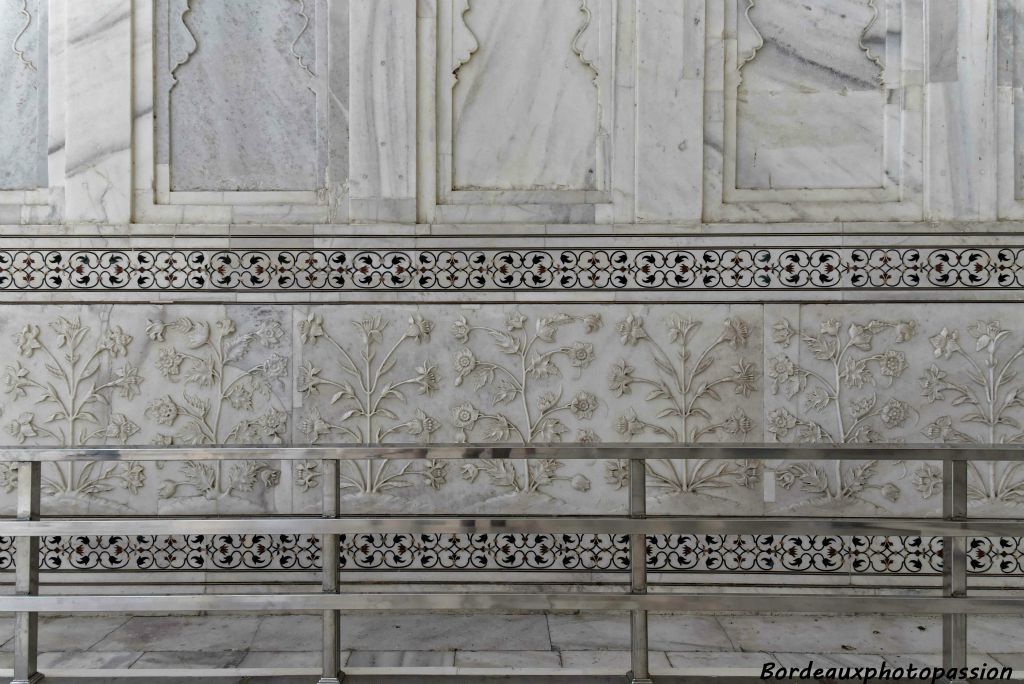 Un des motifs de décoration florale en marbre blanc.