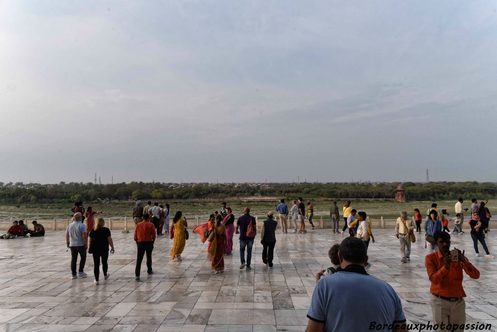 Le mausolée est situé au sud d'un méandre de la rivière Yamuna, affluent du Gange. La rivière a un rôle primordial dans la blancheur du marbre en conservant un certaine humidité au monument.