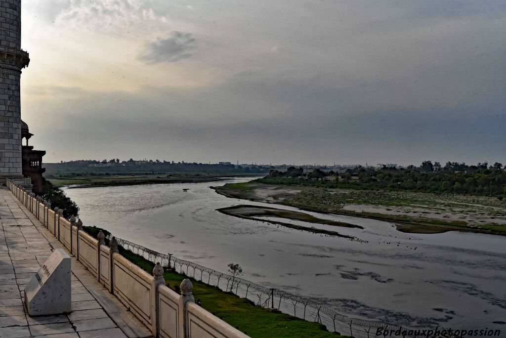 Le Taj Mahal est élevé sur la rive droite de la Yamuna, parmi les pavillons d'agrément, les jardins des princes et des dignitaires de la Cour d'Agra, alors capitale de l'empire moghol.