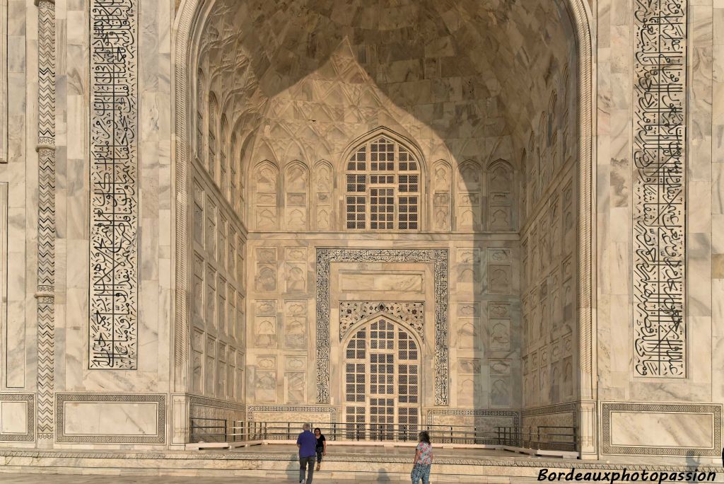 L'histoire des Indes nous apprend que Shah Jahan fut destitué par son fils et passa les 8 dernières années de sa vie en prison, au fort d'Agra. À sa mort il fut enterré, simplement, aux côtés de son épouse, dans le Taj Mahal.