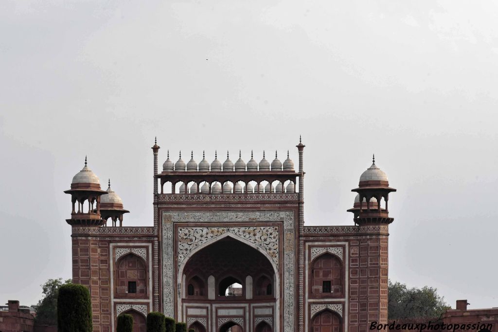 La porte est,  par laquelle nous sommes entrés, possède à son sommet 4 coupoles à chaque angle. Mais aussi 22 coupoles plus petites, soit  autant que d'années de construction du Taj Mahal (22 ans).
