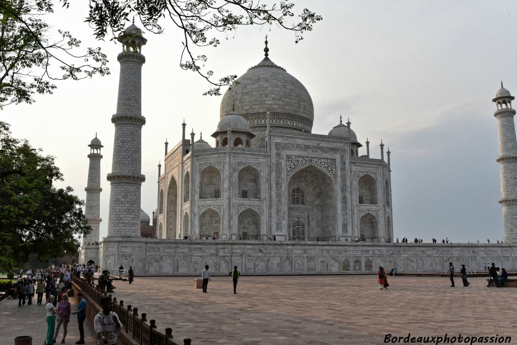 Tout ce qui pointe vers le ciel, et encore plus si il s'agit d'une forme conique et une bonne représentation de la montée de l'âme vers le ciel (celle de  Mumtaz Mahal). Ainsi les clochers des églises, les minarets des mosquées ont cette notion symbolique.