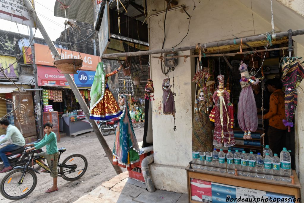 Le kathputli est une forme théâtrale originaire du Rajasthan mettant en scène des marionnettes à fils manipulées par une communauté Bhatt,. C'est un divertissement princier, transmis de génération en génération dans le cercle familial. 