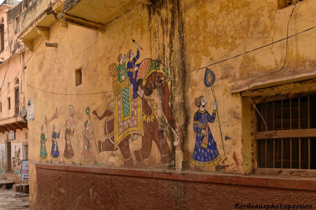 Bundi est réputée pour son école de miniatures et de fresques dont on voit quelques exemples sur les murs de certaines maisons.