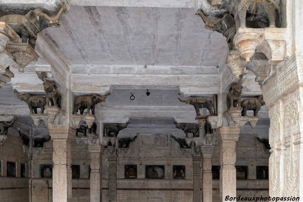 Des éléphants avec la trompe rélevée pour soutenir le plafond et accueillir le souverain