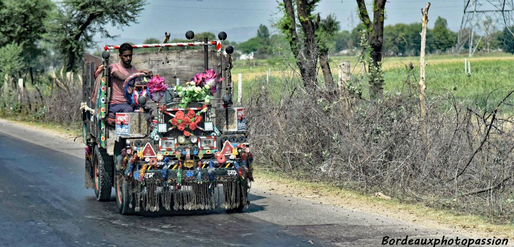 Il faut bien cela car la conduite fantaisiste des Indiens est dangereuse.