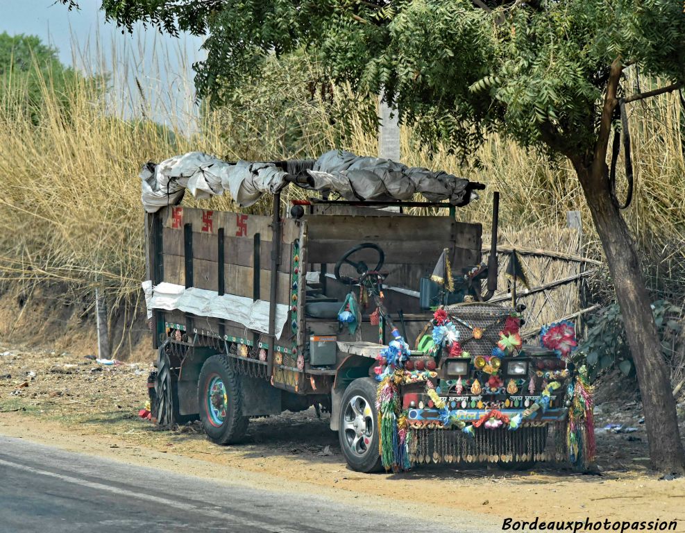 Sur les ridelles en bois à l'arrière, 3 svastikas en rouge. Symboles religieux dans la religion hindoue bien avant qu'ils ne soient détournés par qui vous savez !