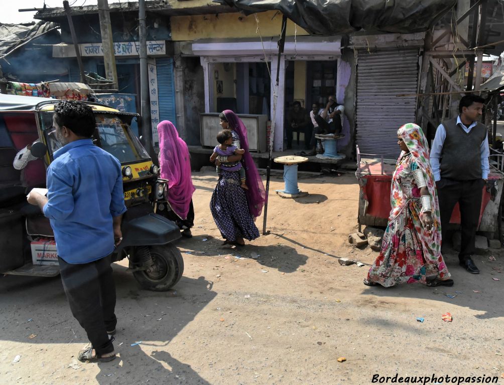 Les femmes portent des saris colorés tous différents.